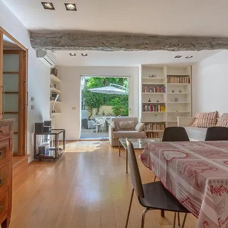 Pleasant With Garden Apartment *